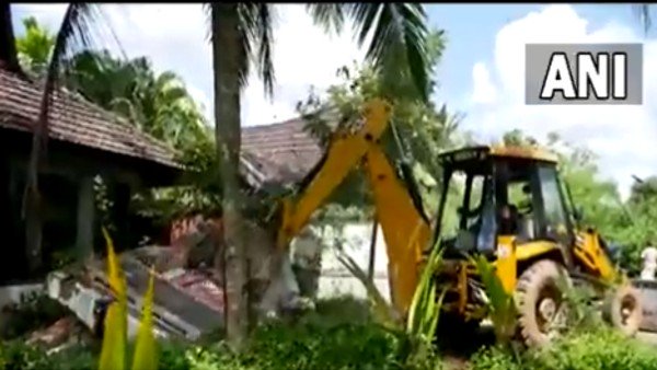 Kerala: Demolition of Kapico Resort underway for CRZ violations | VIDEO