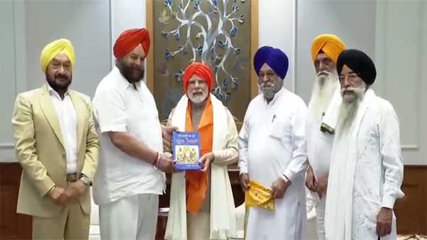 Sikh Delegation meets PM Modi at his residence | VIDEO