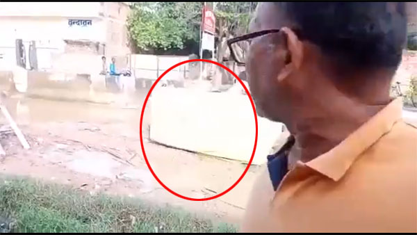 Man speaks about e-rickshaw fiascos and one happens right behind him: Watch