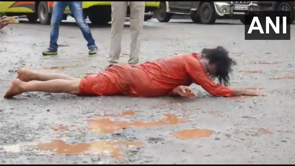 Social worker Nityananda rolls on Udupi highway to protest against bad roads, offers Aarti to potholes | VIDEO