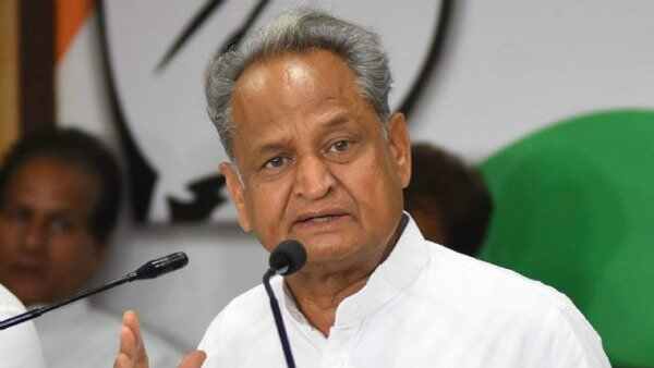 Ashok Gehlot visits Jaisalmer temple, Devotees chant 'Modi-Modi' | Viral Video