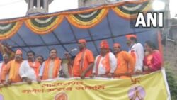 Hyderabad: Man dismantles mic, confronts Himanta Sarma on stage