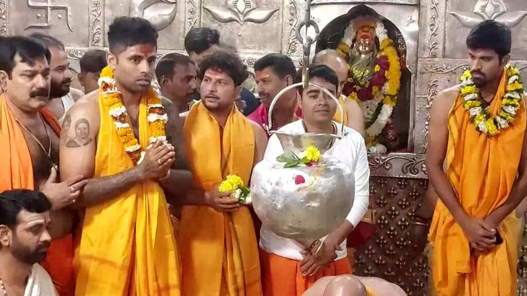 Indian cricketers offer prayers at Ujjain's Mahakaleswar temple