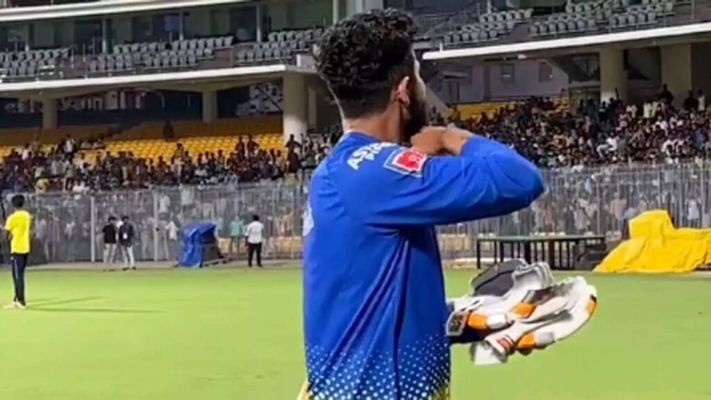 WATCH: Fans go crazy after Jadeja's movie gesture 'Thaggedele'