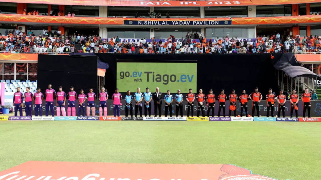 Watch: SRH, RR players observe silence to pay respects to late Salim Durani