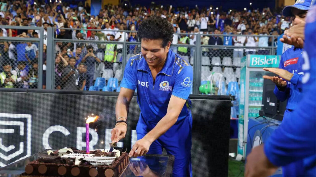 Tendulkar cuts cake to celebrate 50th birthday at Wankhede