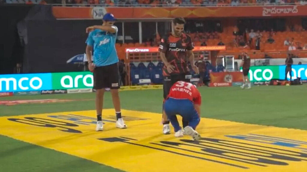 Watch: David Warner touches Bhuvneshwar Kumar's feet