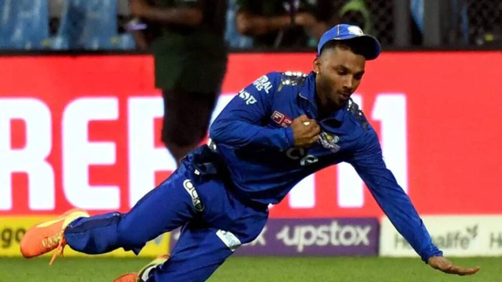 WATCH: Substitute Vinod takes a wobbling catch to dismiss Faf