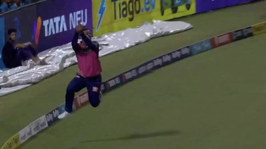 WATCH: Hetmyer grabs a fine running catch to get rid of Jason Roy