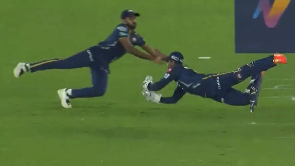 Watch: Saha's one-handed stunner removes Pandey