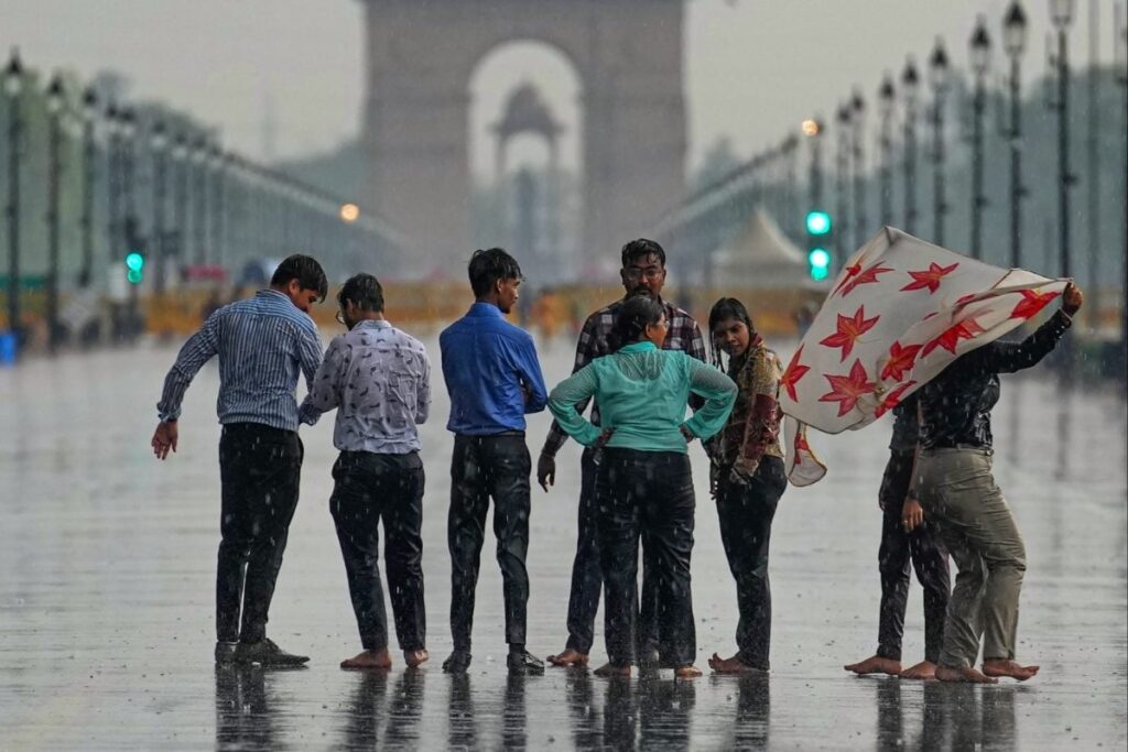 Delhi Finally Gets Rain, Monsoon to Cover City in 2 Days; Yellow Alert in Mumbai, 2 Drown in Drain
