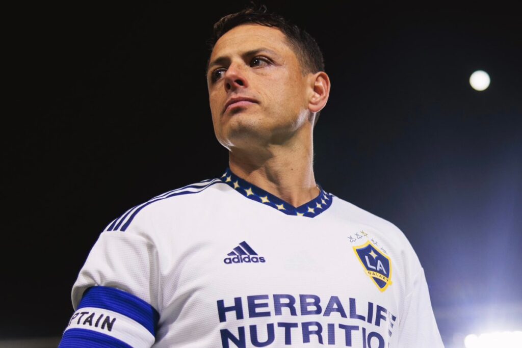 Chicharito Undergoes Season-ending Surgery on His Right Knee