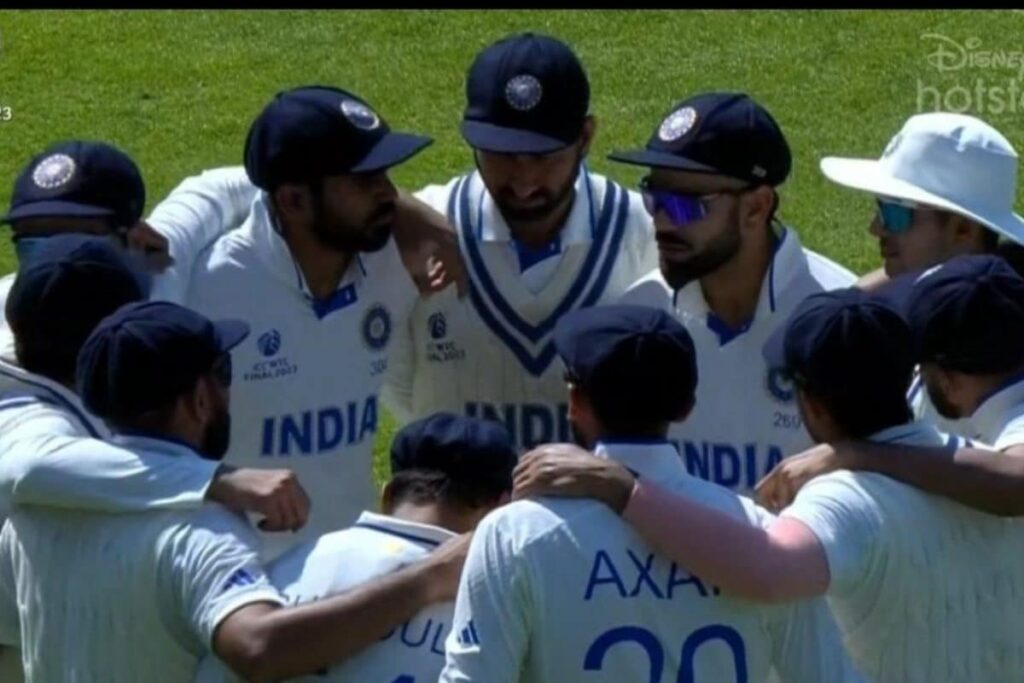 WATCH: Virat Kohli Gives Pep Talk to Indian Players in Huddle Ahead of Third Session on Day 3 During WTC Final