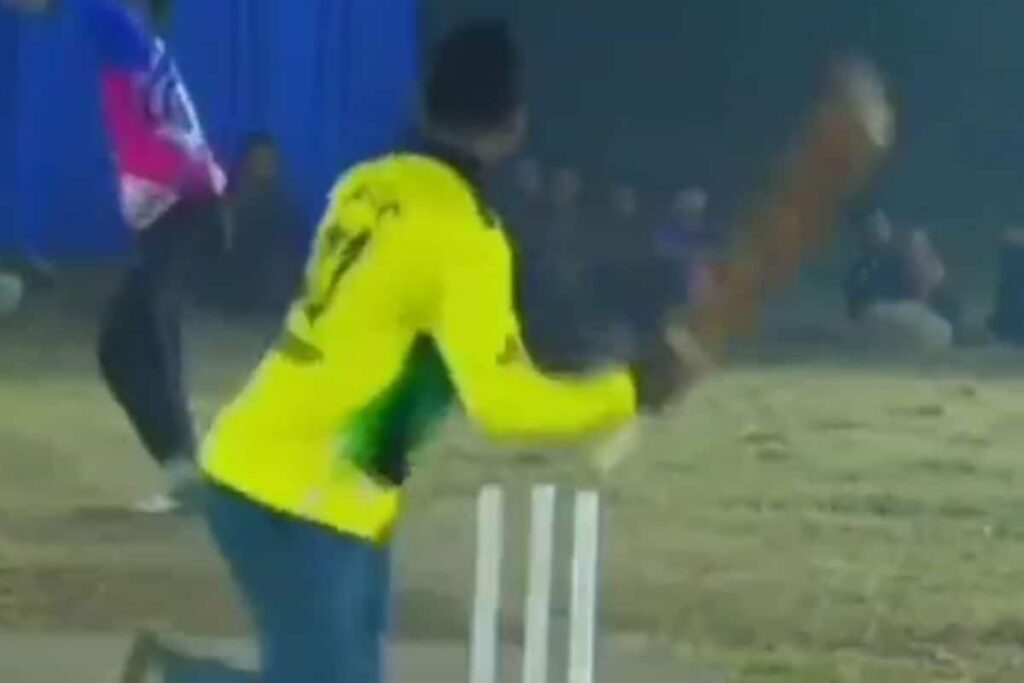 Scoop From Behind the Wickets: New Batting Stroke has Twitter Puzzled