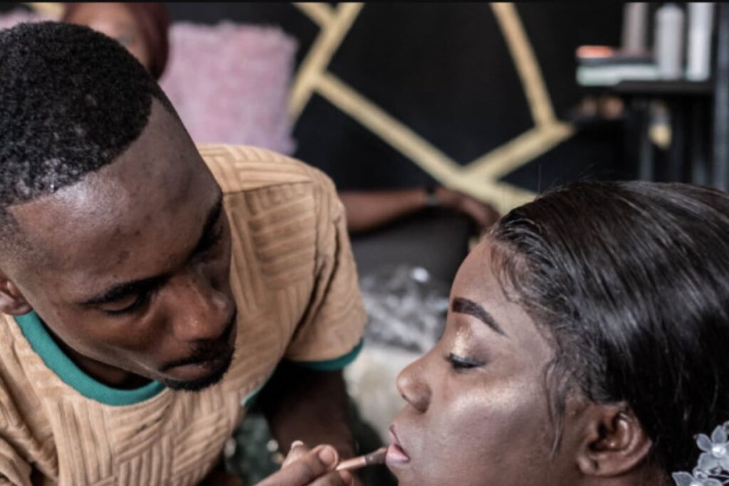 Using YouTube and TikTok, a Make-up Artist Defies the Odds in C.Africa