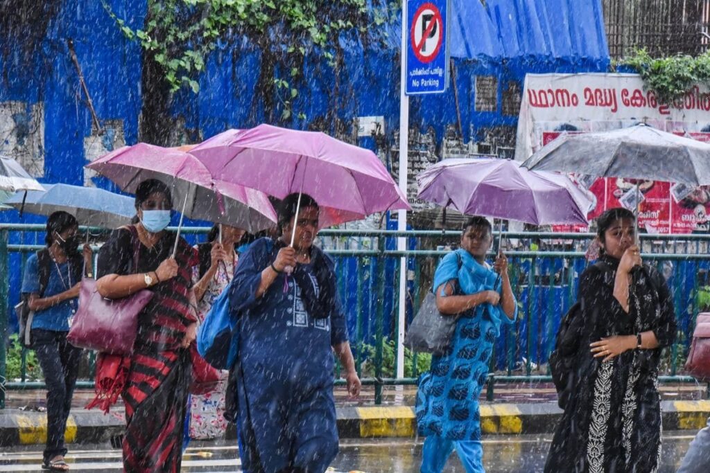 Monsoon Mayhem: IMD Issues Yellow Alert for Mumbai, Predicts Rains in Delhi in Next 5 Days | Key Updates
