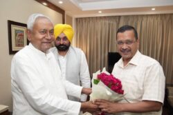Nitish Calls on Kejriwal, Other AAP Leaders