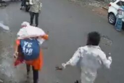 Pune: Woman Attacked by Man With A Machete; Locals Save Her | VIDEO