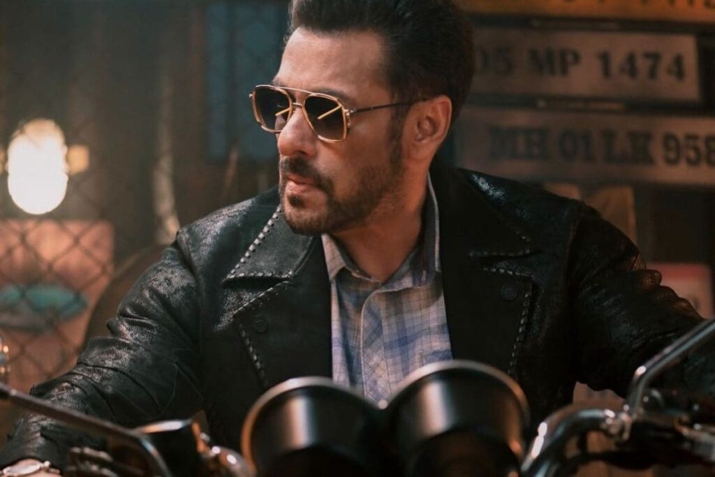 Tiger 3: Salman Khan Performs Daring Rooftop Scene, Greets Fans in Viral Video; Watch