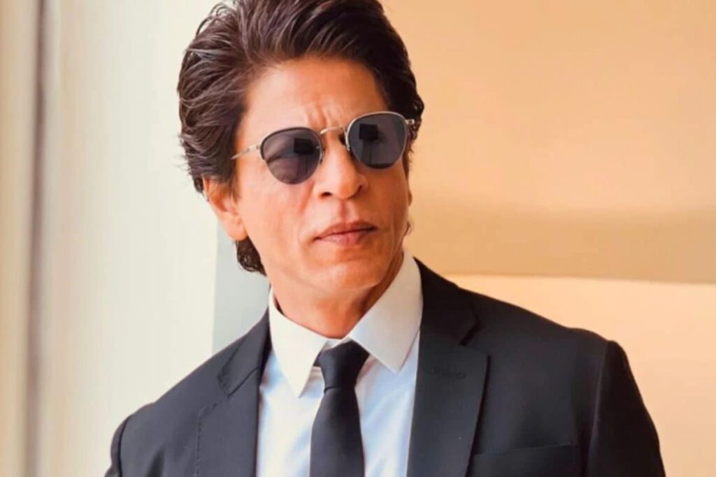 Old Video of SRK Humbly Interacting With His Fans Proves Why He is The Real King