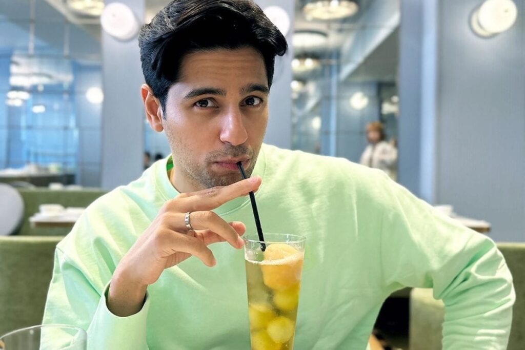 Sidharth Malhotra Proudly Flaunts Wedding Band In New Photo; Did Kiara Advani Click It?