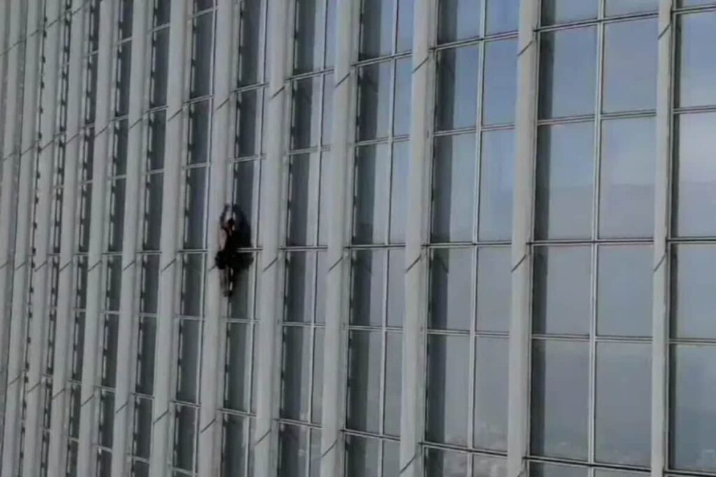British Man Detained After Climbing 72nd Floor of Seoul Skyscraper