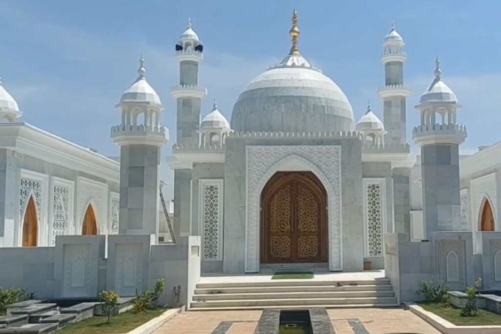Son Builds Replica of Taj Mahal For His Beloved Mother in Tamil Nadu After Her Demise
