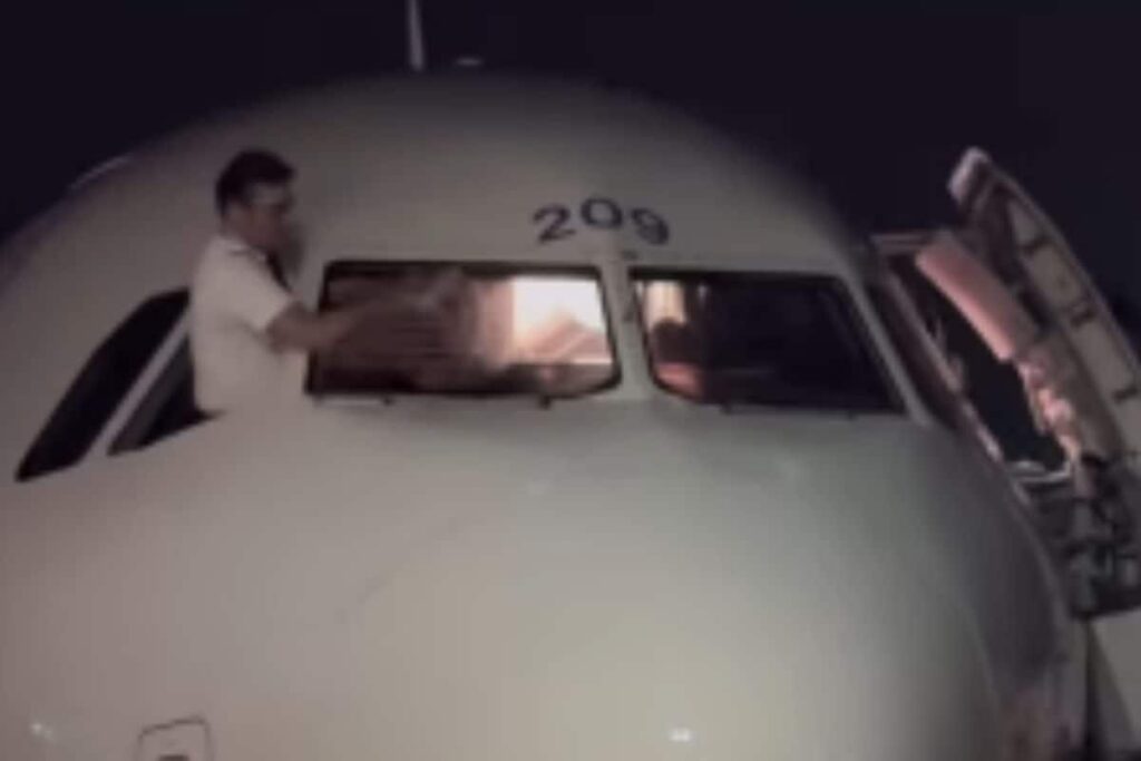 Viral Video: Pilot Cleaning Airplane Window Using Cloth is 'Desi Jugaad' at its Best