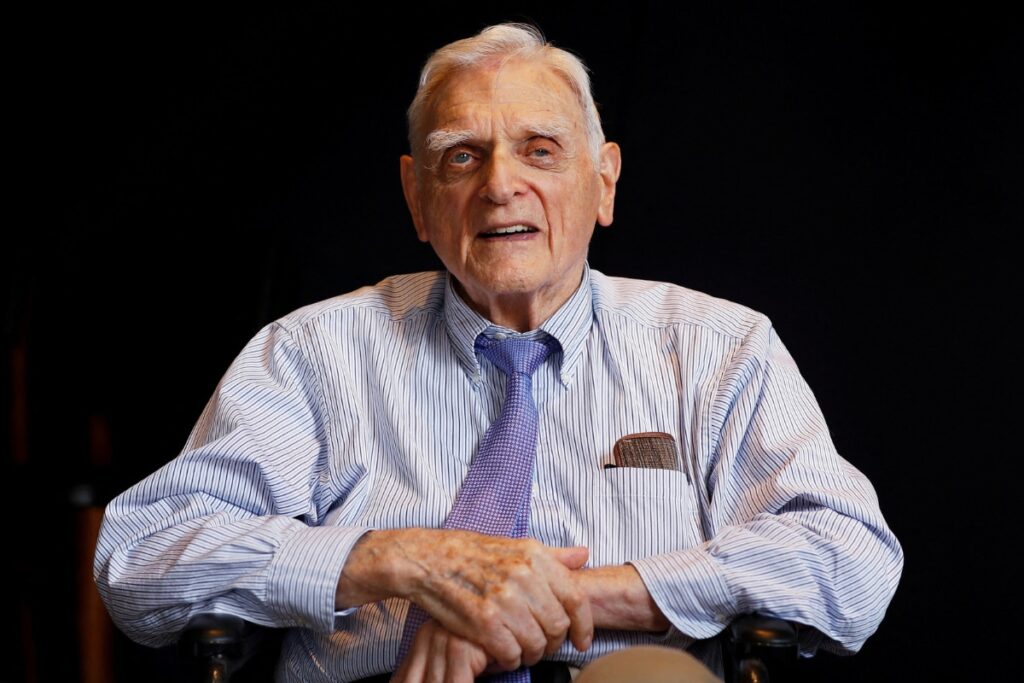 John B. Goodenough, Nobel Prize-Winning Creator of Lithium-Ion Battery, Dies at 100