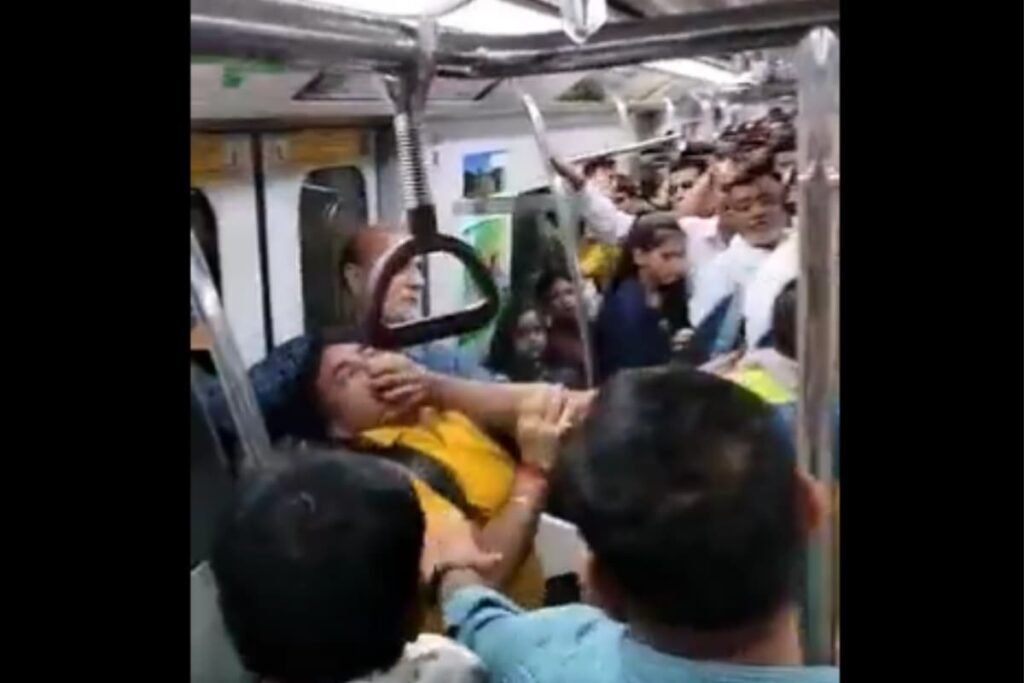 Video of Men Fighting in Crowded Delhi Metro Goes Viral; DMRC Urges Responsible Behavior | WATCH