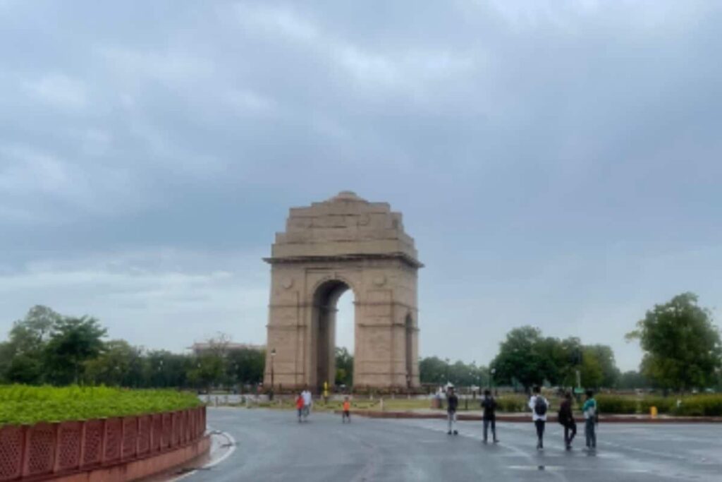 Cloudy Skies, Light Rain Likely in Delhi