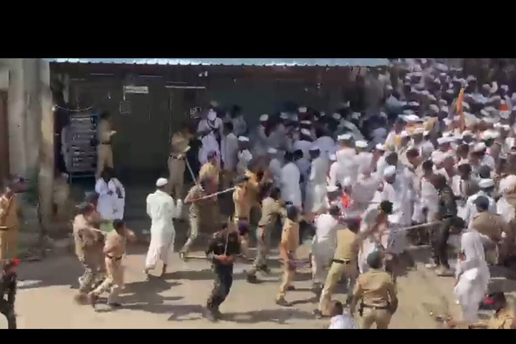 'This Has Never Happened': Oppn Demands Probe Into Police 'Lathi-charge' on Warkaris in Maharashtra