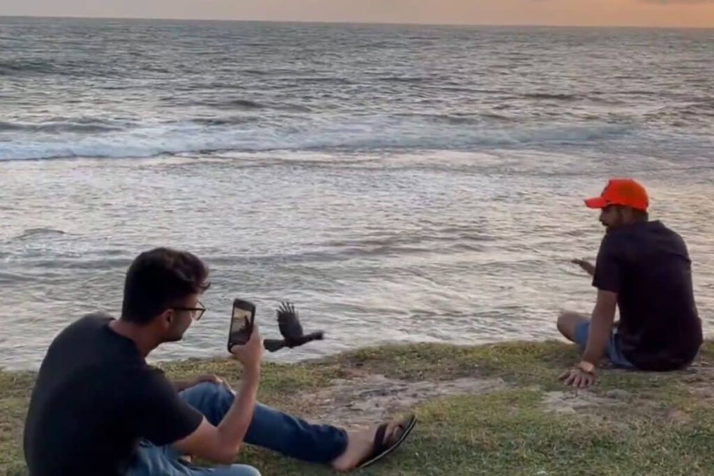 WATCH: Abrar Ahmed Clicks Babar Azam's Photos on Beachside as PAK Players Go Out to Explore Galle