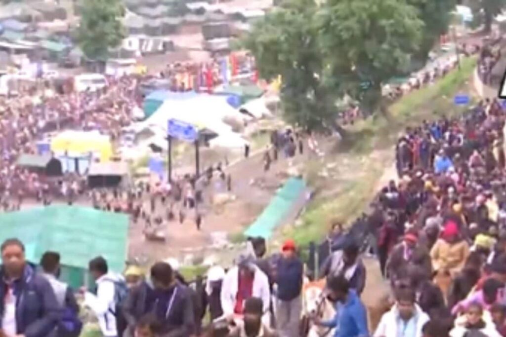Bad Weather Forces Amarnath Yatra to Halt for Second Day, Pilgrims Stay Put in Jammu Base Camp