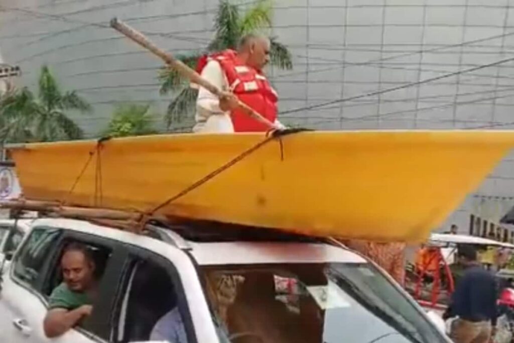 UP: SP MLA's Unique Protest Against Waterlogging Due to Rains in Kanpur Goes Viral | WATCH