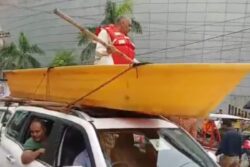 UP: SP MLA's Unique Protest Against Waterlogging Due to Rains in Kanpur Goes Viral | WATCH