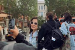 Anushka Sharma Turns Model For Virat Kohli as They Enjoy a Date in London With Vamika; Watch
