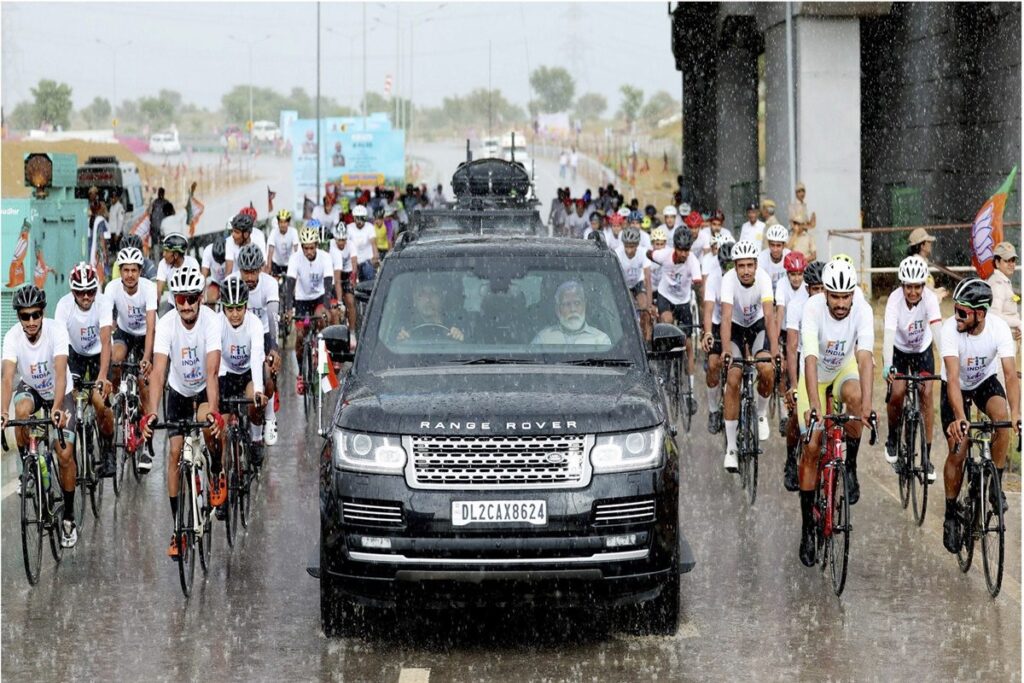 PM Modi Holds Roadshow in Rajasthan's Bikaner, Cycle Rally Accompanies Him Amid Rains | WATCH