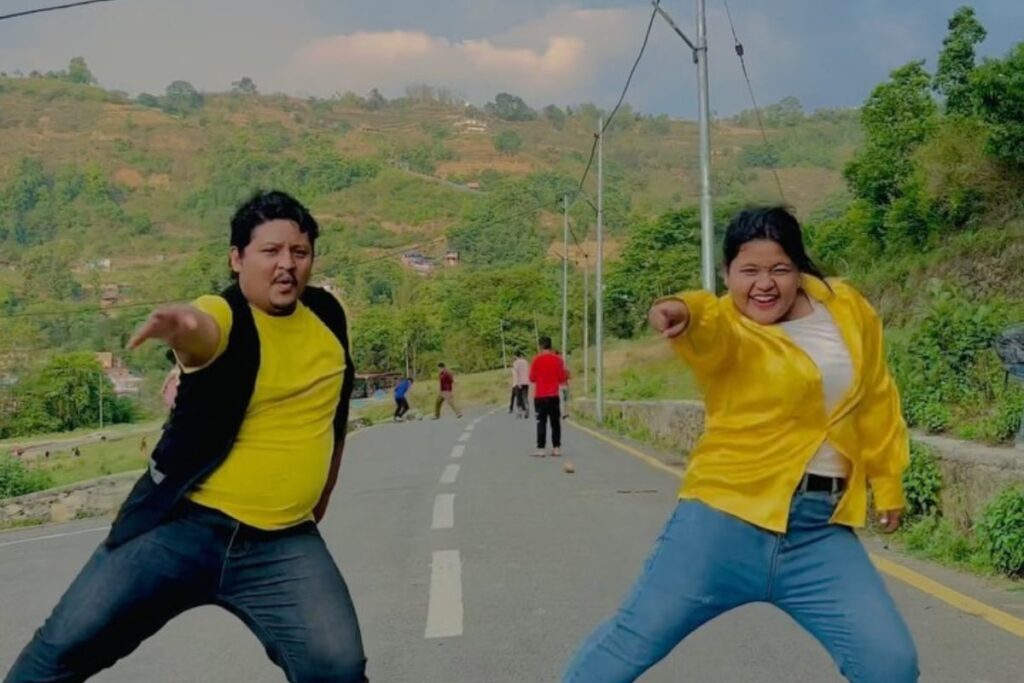 Brother-Sister Duo Dances To 'Daddy Mummy', Internet Says Superb