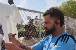 IND vs WI: Virat Kohli Spotted Taking Selfies, Giving Autographs to Local Fans in Barbados