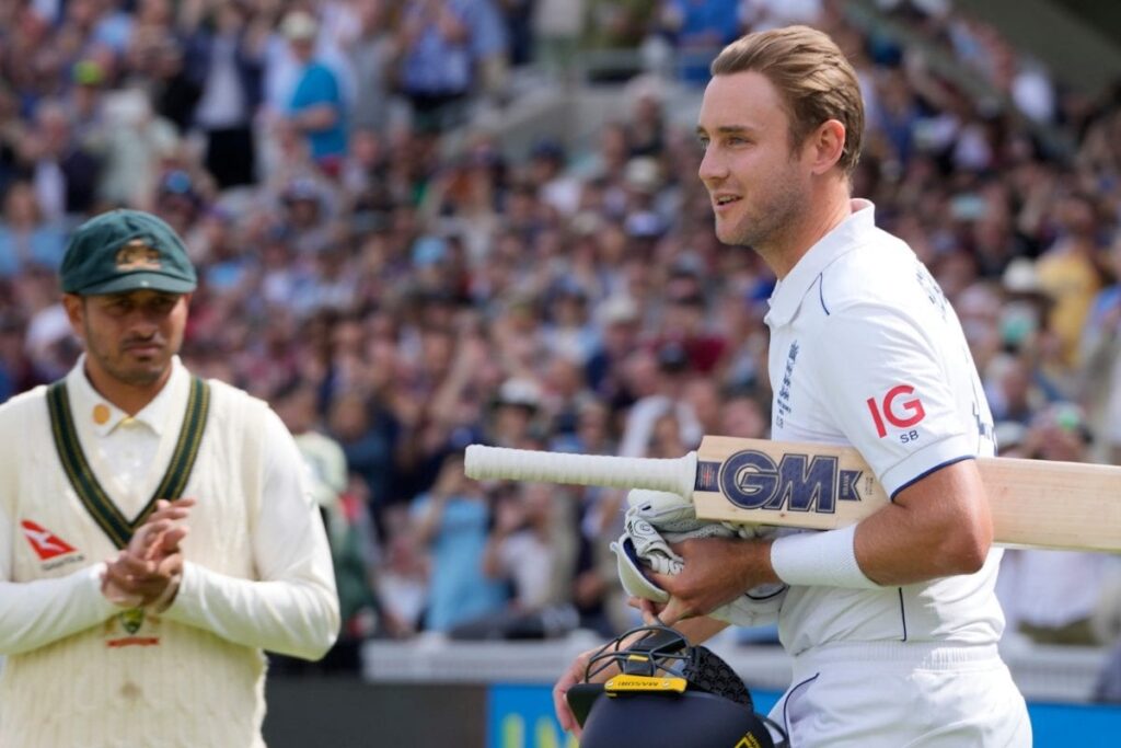 WATCH: Stuart Broad Walks in The Middle For Last Time to Bat in Test Cricket as Australia Players Give Him Guard of Honour