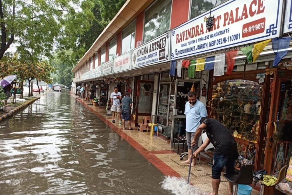 Delhi Rains Cause Chaos in Connaught Place, Sadar Bazar; People Wade Through Knee-deep Water | WATCH