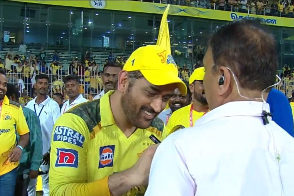 From Gavaskar Wanting MS Dhoni's Autograph to Fans Touching His Feet: 7 Videos Show Why CSK Captain is a 'Legend'