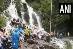 WATCH | People Risk Lives by Travelling on Blocked Landslide-hit Highway in Uttarakhand