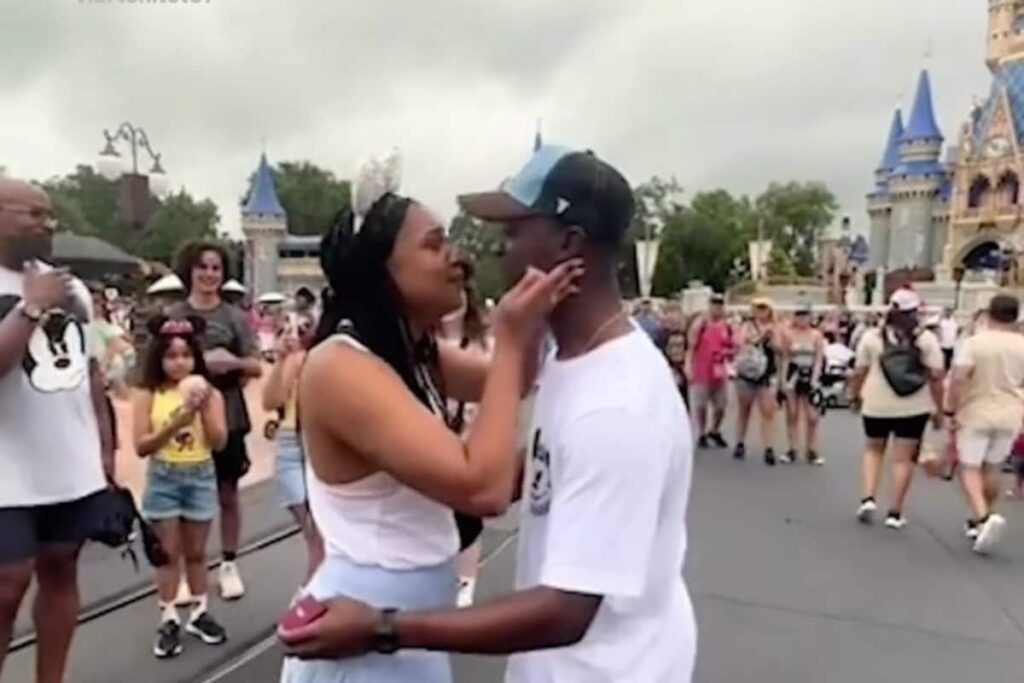 Man’s Double Surprise For Girlfriend At Disneyland Has Cinderella Ending