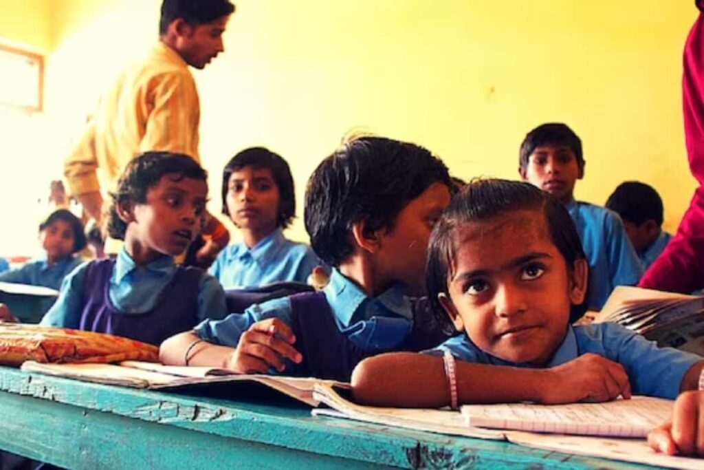 Maharashtra: School Children Made to Stand on Road to Welcome Minister; Video Goes Viral
