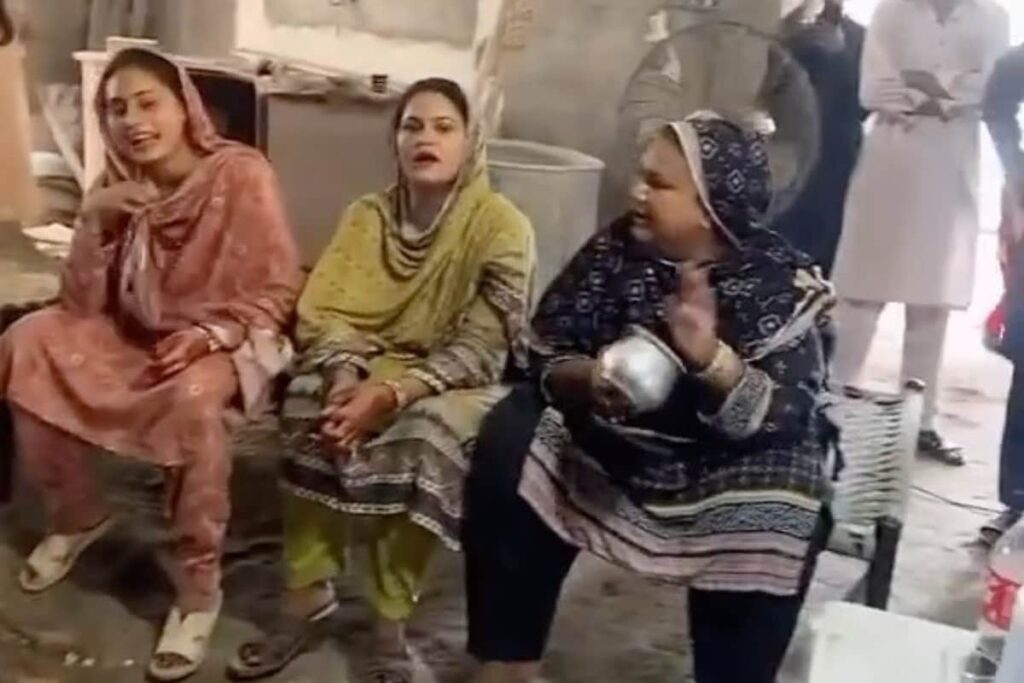 Women Sing Justin Bieber's Baby, Internet Calls Them 'Justin Bibiyaan'