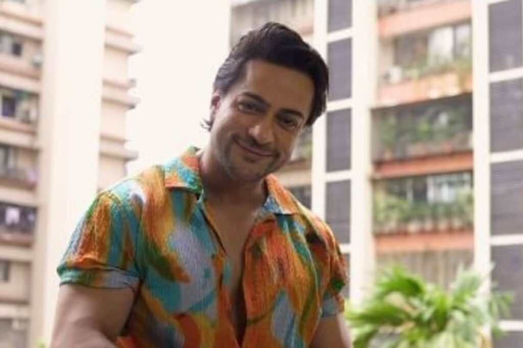 Shalin Bhanot Distributes Raincoats And Umbrellas To Kids, Fans Call Him 'King'