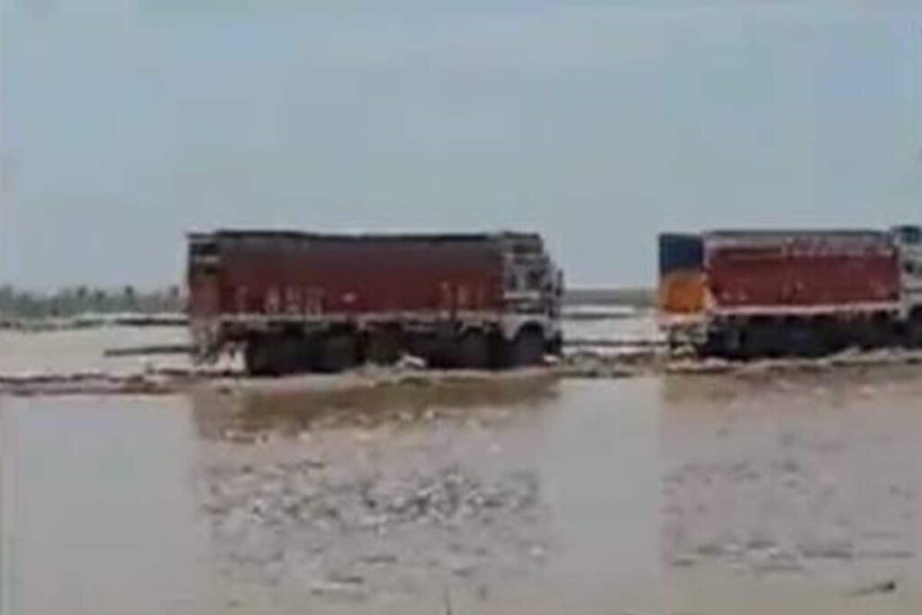 Bihar Rains: 2 Trucks Drown in Son River, 28 Others Stranded Due to Flood-like Situation | WATCH