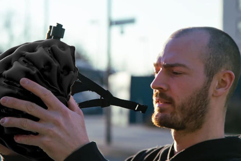 This Cycling Helmet Inflates and Deflates to Fit in Your Pocket